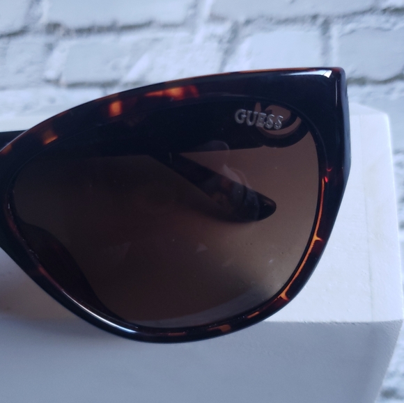 NWOT Designer Guess Polarized Sunglasses w/ Hard Case - Picture 7 of 9